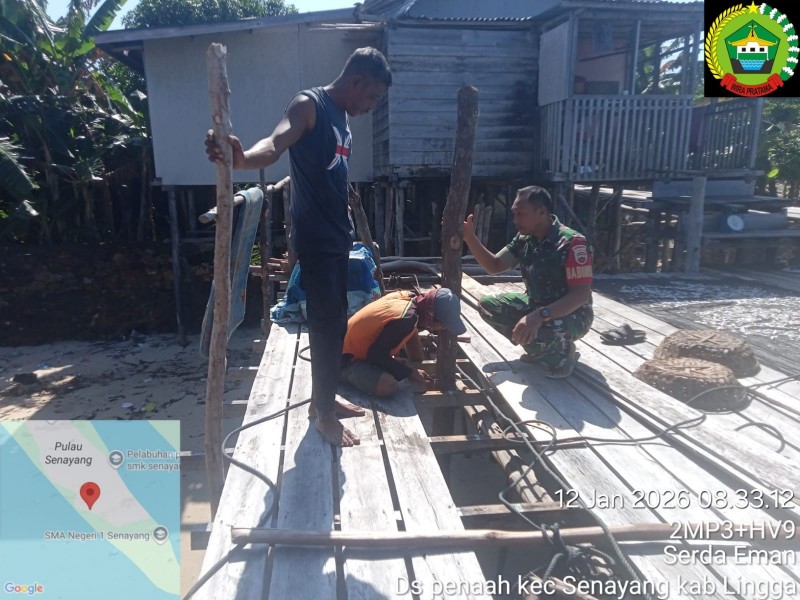 Babinsa Koramil 06/Senayang Bantu Warga Perbaiki Tiang Rumah, Antisipasi Cuaca Ekstrim*