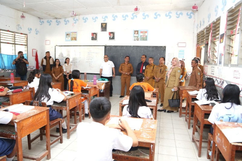 Sekda Junaedi Tinjau Bimbel Bagi Siswa-siswa di SMPN 5 Pematangsiantar