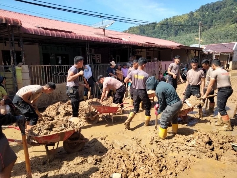 Polri Hadir Bersama Warga, Personel Polda Sumut Bersihkan Selokan dan Lingkungan di Tapanuli Tengah