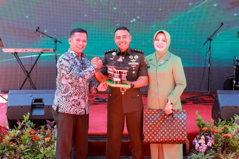 Sertijab Danyonif 122/TS, Wesly Melalui Sekda Siantar Serahkan Cenderamata