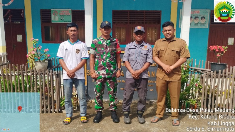 Babinsa Pulau Medang Patroli Bersama Linmas dan Aparatur Desa, Jaga Ketertiban Sekolah dan Wilayah