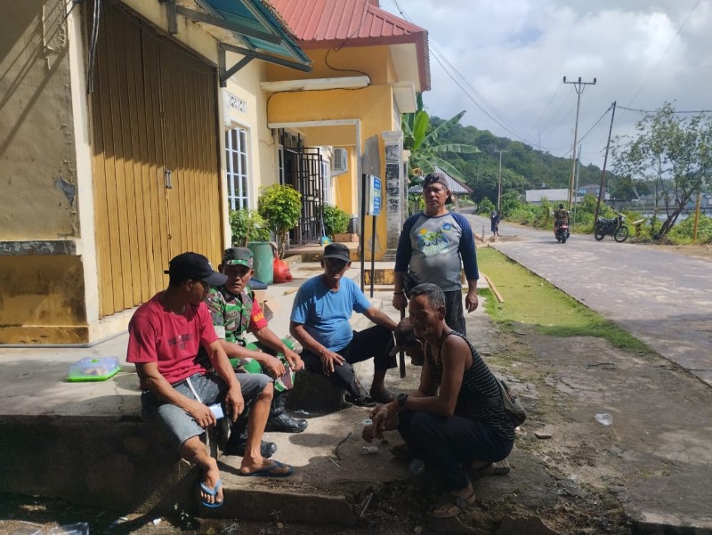 Cuaca Ekstrem Babinsa Desa Kukup Himbau Masyarakat Waspada Bencana Banjir dan Longsor