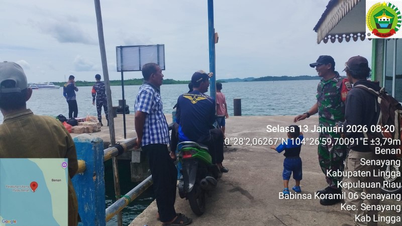 Babinsa Pulau Medang Ajak Warga Jaga Kebersihan Pelabuhan