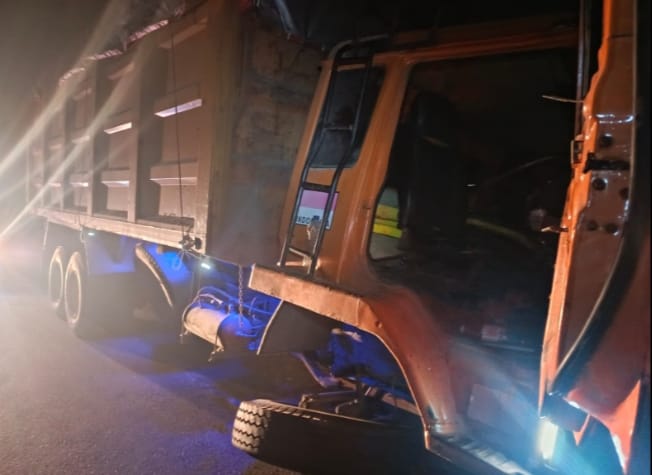 Dumptruck vs Kontainer Parkir di Ruas Tol Belmera, Sopir Lolos dari Maut