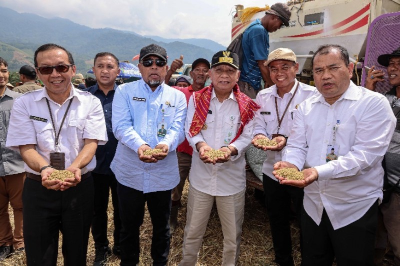 Panen Raya Padi di Karo, Wagub Surya Pastikan Keberpihakan Pemerintah kepada Petani