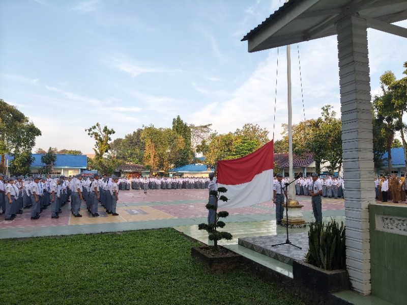 Kapolsek Delitua Pimpin Upacara SMAN 13 Medan:   Ingatkan Siswa Jauhi Narkoba dan Geng Motor