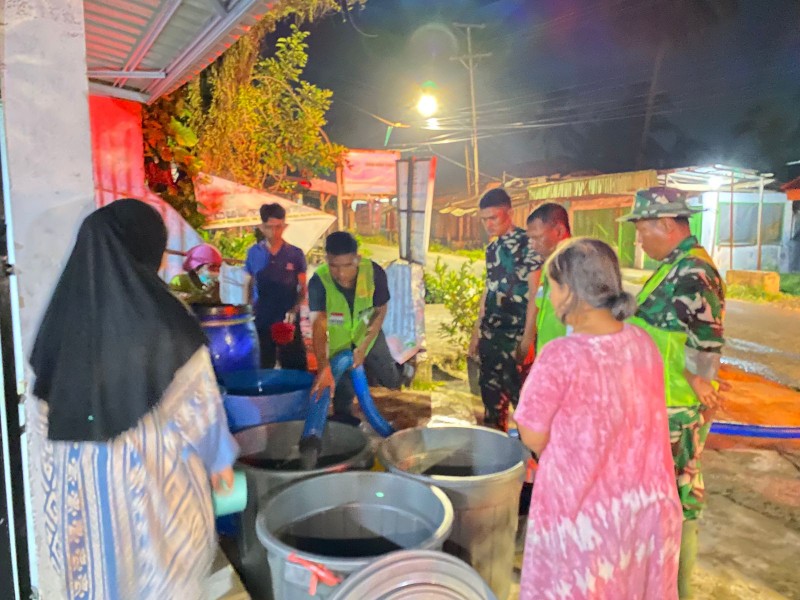 Prajurit TNI Salurkan Bantuan Air Bersih kepada Warga Terdampak Banjir di Kota Padang