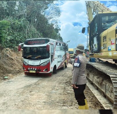 Perbaikan Jalan Longsor Demi Keselamatan Pengguna Jalan, di Kawal Brimob dan Polsek Sipirok