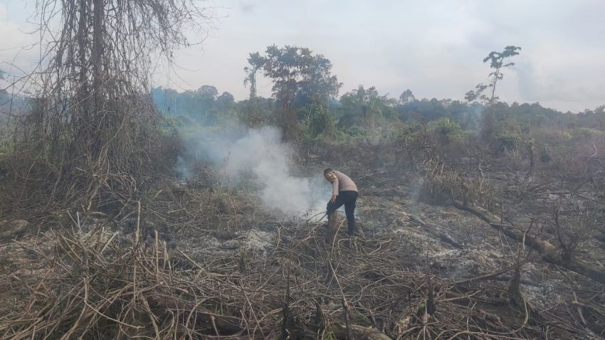 Titik Api Karhutla di Desa Pasi Lembang Berhasil Dipadamkan Polsek Kluet Selatan