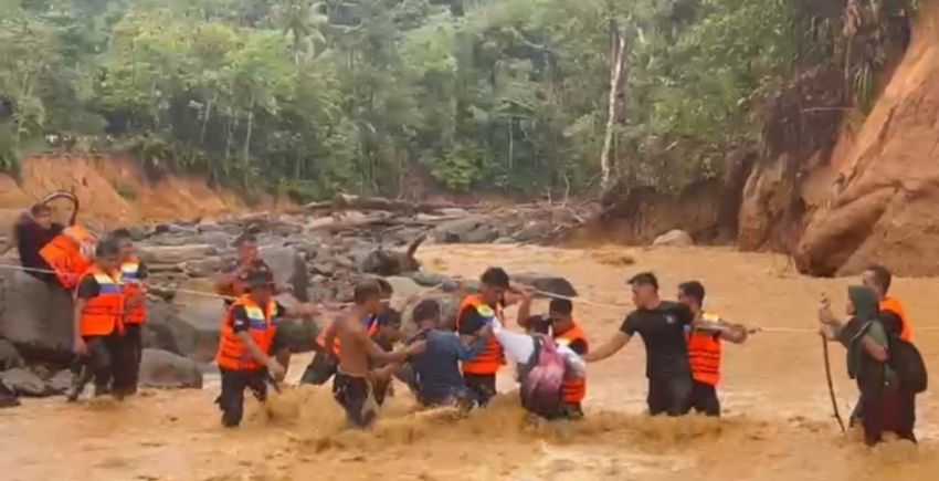 Darurat, Brimob Polda Sumut Evakuasi 45 Warga Terisolir Banjir di Tapteng