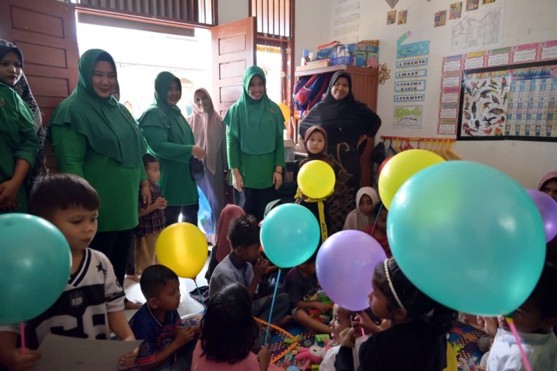 Cara Sederhana Istri TNI Agar Anak Korban Bencana Pidie Jaya Tersenyum Bahagia