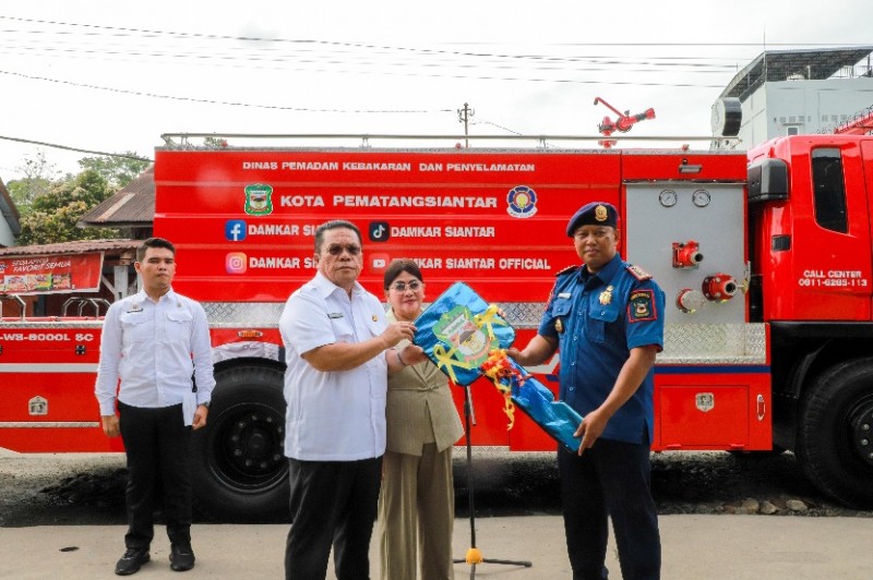 Wesly Bersama Ketua PKK Serahkan Armada Baru Kepada Disdamkarmat Pematangsiantar