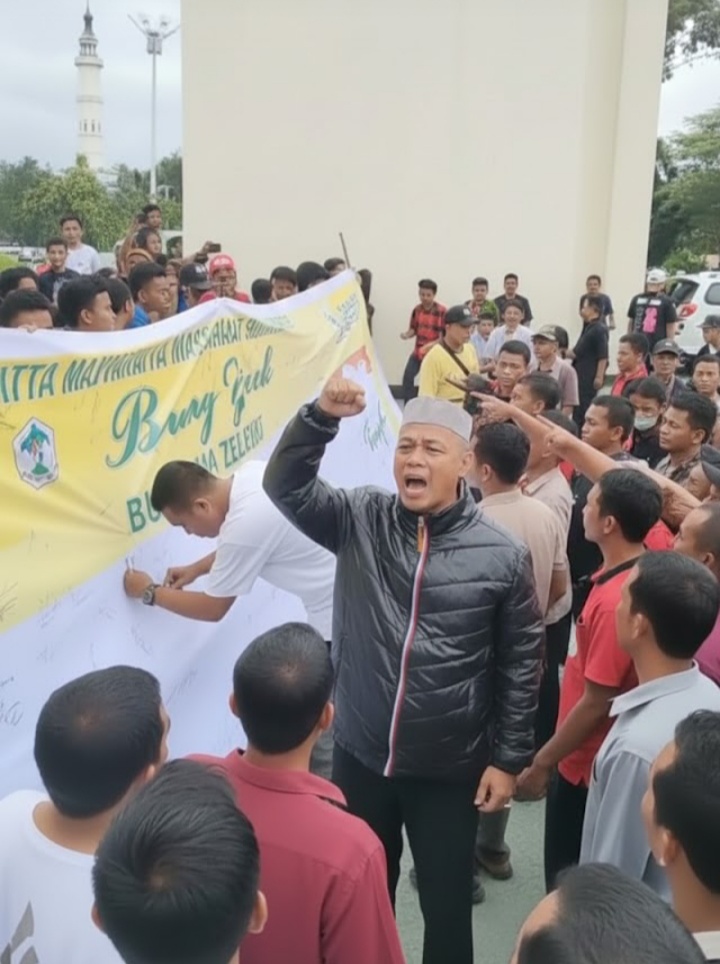Ratusan Massa Tolak Pencopotan Ijeck dari Ketua Golkar Sumut