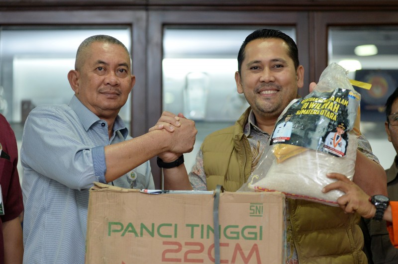 Terima Bantuan Peralatan Masak dan Seragam Sekolah, Pj Sekdaprov Sumut: Paling Dibutuhkan di Daerah Bencana Saat Ini