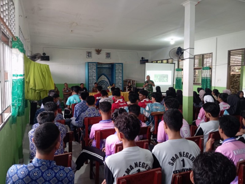 Danramil 06/Senayang Kodim 0315/Tj. Pinang Sosialisasi Tahapan Seleksi Menjadi Prajurit TNI AD dan Wawasan Kebangsaan Kepada Pelajar SMA dan SMK di Ke