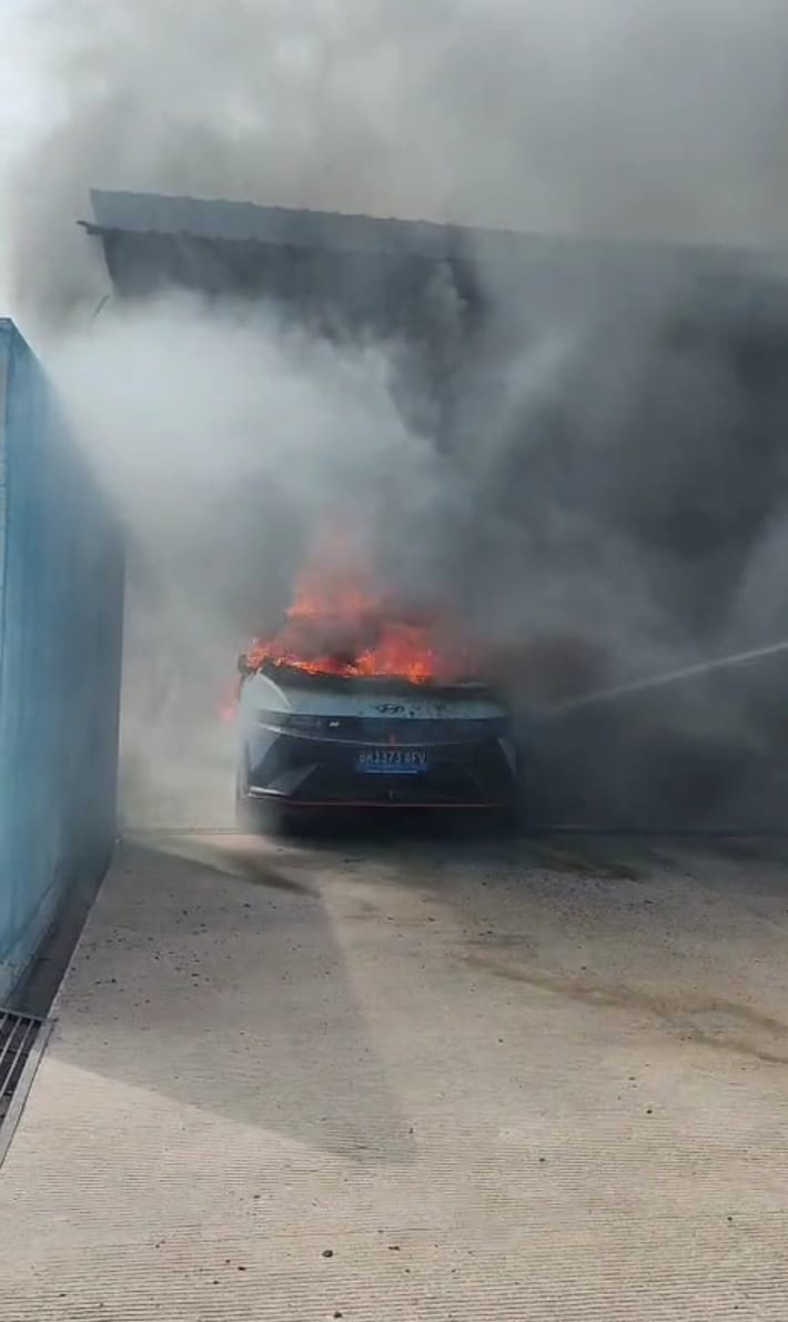 Mobil Listrik Terbakar Bikin Panik Warga