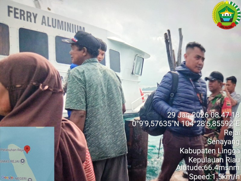 Babinsa Amankan Pelabuhan Desa Rejai