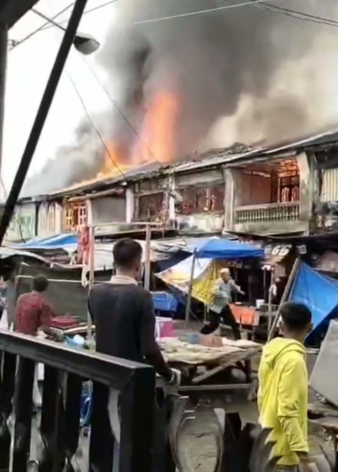 13  Ruko di Pajak Pekong Labuhan Ludes Diamuk Api