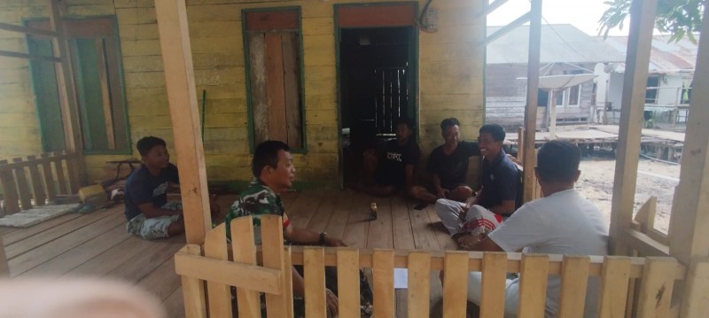 Antisipasi Penyakit : Inisiatif Babinsa Pulau Medang Ajak Masyarakat Mensanak Aktif Jaga Kebersihan Lingkungan