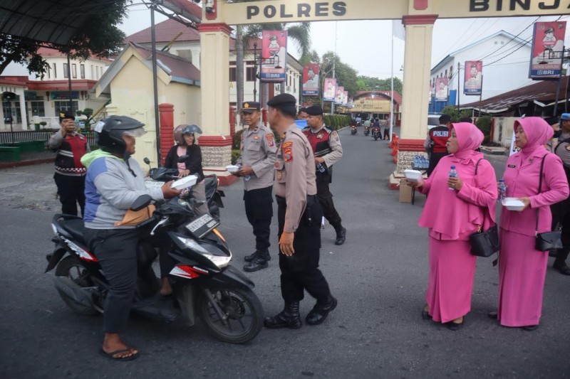 Terus Berbagi di Bulan Ramadhan Personil Polres Binjai Bersama Bhayangkari Berbagi Takjil