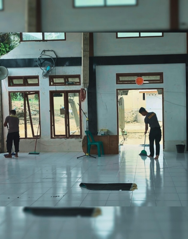Aksi Humanis Brimob: Gotong Royong Perbaiki Fasilitas Masjid Demi Kenyamanan Umat