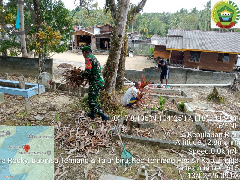 Wujudkan Gerakan Indonesia ASRI, Babinsa Tajur Biru Bersama Warga dan TNI AL Gelar Gotong Royong