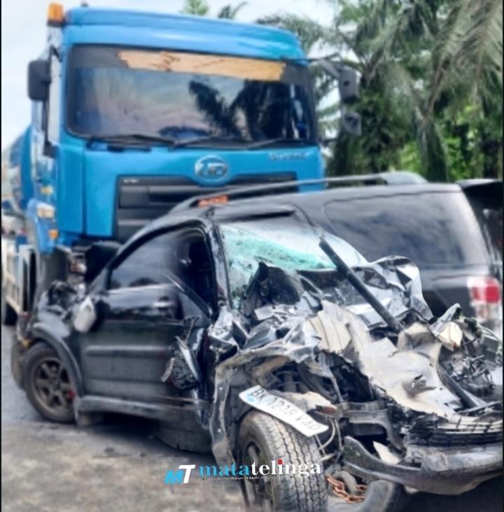 Pengemudi Toyota Rush Tanpa SIM Tabrakan Dengan Truk Tangki