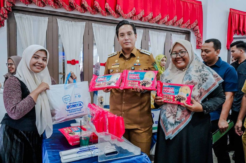 Perluas Pasar UMKM Medan, Rico Waas Serahkan Sertifikasi Halal pada 100 UMKM