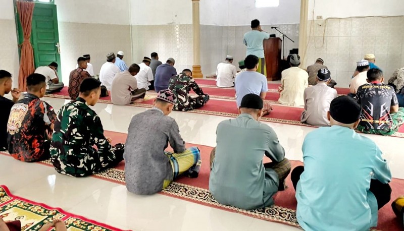 Jalin Kebersamaan Satgas TMMD ke 127 Kodim 0207/Sim, Sholat Jum'at Bersama Masyarakat