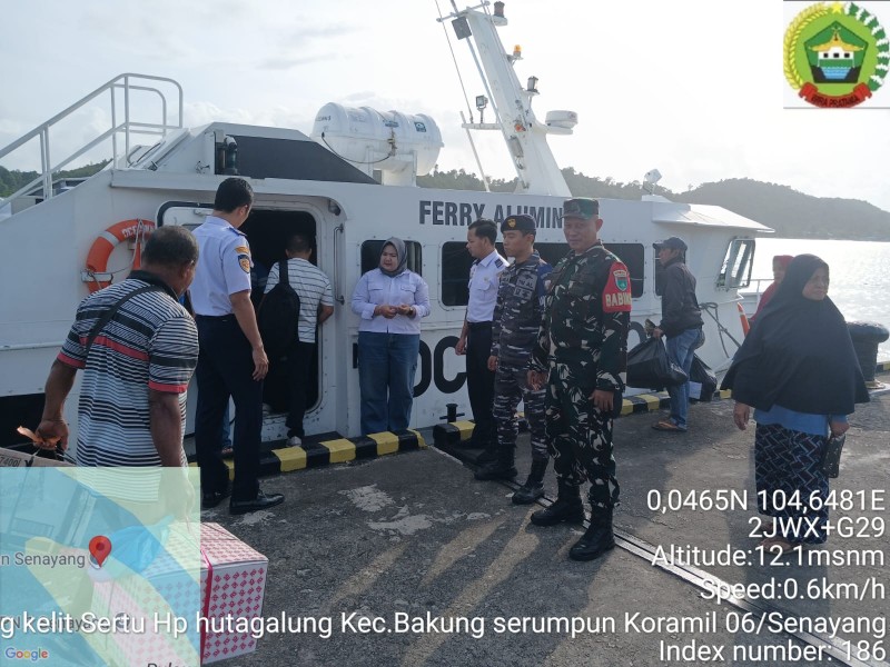 Antisipasi Lonjakan Penumpang Saat Weekend Imlek, Babinsa Tanjung Kelit dan TNI AL Perketat Pengamanan Pelabuhan Feri