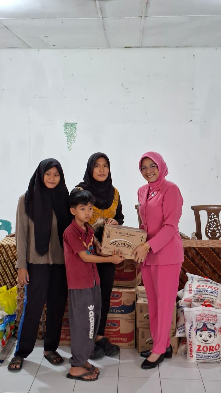 Bhayangkari Simalungun dan Istri Forkopimda Berbagi Takjil untuk Anak-Anak Islamic Center