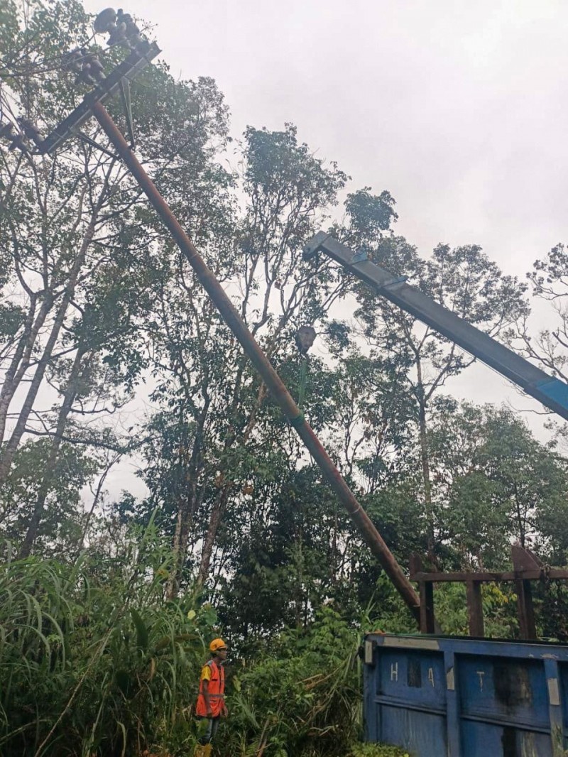 UP3 Sibolga Terus Bergerak Cepat Lakukan Pemulihan Listrik Pascabanjir dan Longsor di Tapanuli Tengah dan Humbang Hasundutan