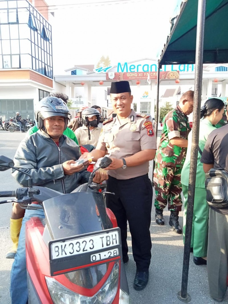 Sinergitas Polres Simalungun-Kodim 0207 Makin Erat, Kompak Bagikan Takjil Ramadan untuk Masyarakat