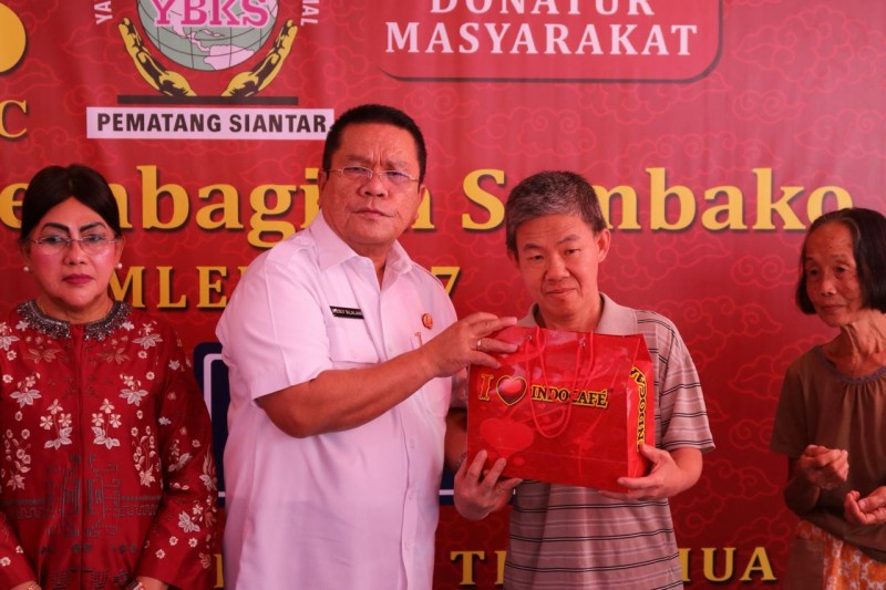 Sambut Imlek, Wesly Hadiri Pemberian Bansos Bagi Warga Tionghoa oleh YBKS
