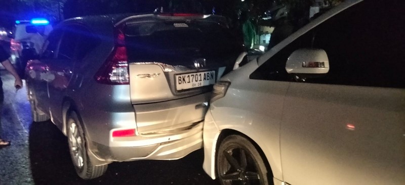 Tabrakan Beruntun Libatkan Mobil Mewah dan Truk
