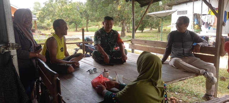 Babinsa Desa Mamut Laksanakan Komsos, Imbau Warga Waspadai Cuaca Ekstrim