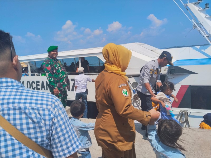 Laksanakan Pengamanan dan Monitoring di Pelabuhan Desa Benan. Babinsa : Pelabuhan Aman Penumpang Senang