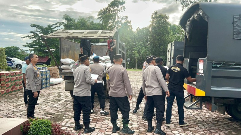 Kapolres Pidie Jaya Terima dan Lepas Distribusi Logistik Bantuan Kapolri untuk Warga Terdampak Banjir