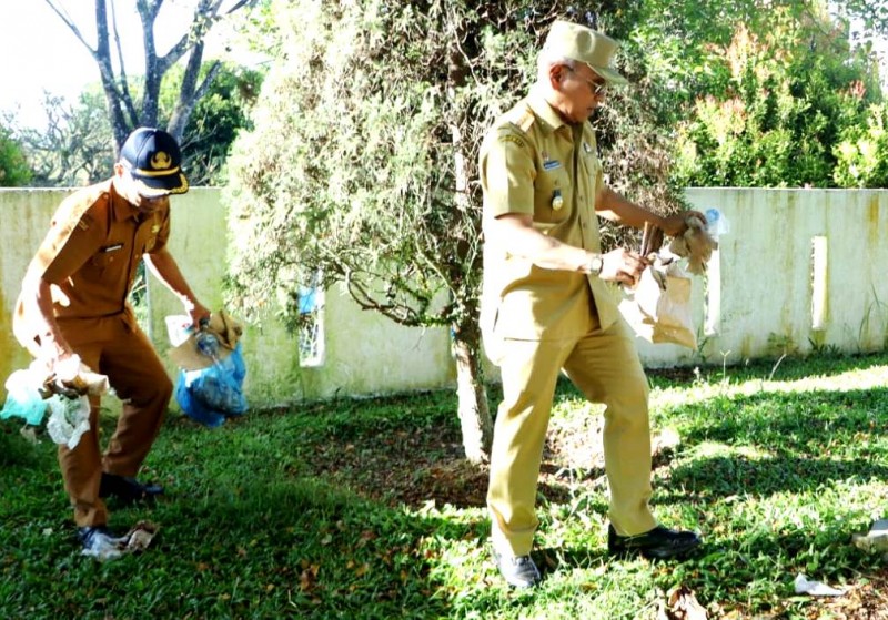 Usai Apel, Bupati Ajak ASN Giat Bersih-bersih di Lingkungan Kerja Usai, Dukung Gerakan Indonesia ASRI