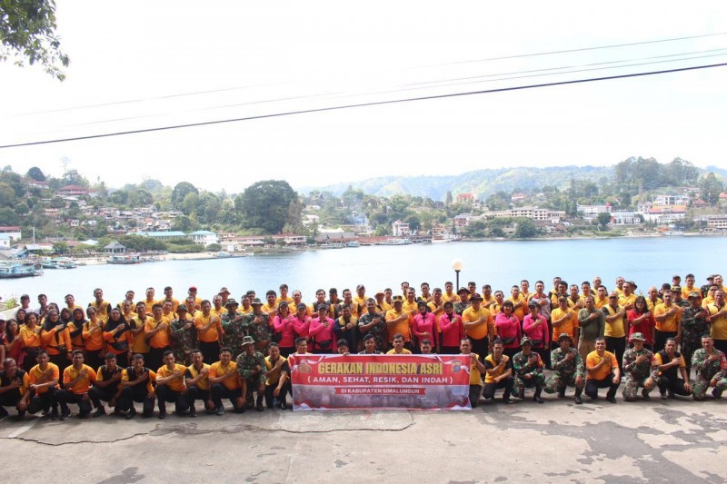Gerakan Indonesia ASRI di Parapat! Kapolres Simalungun Pimpin Ratusan Personel Bersihkan Kawasan Wisata Danau Toba