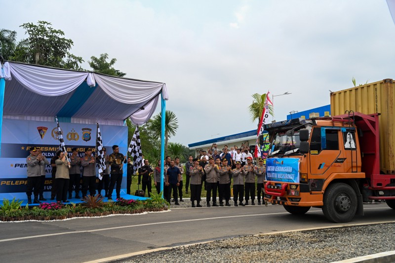 Gubernur Bobby Nasution Dampingi Kapolri Lepas Bantuan untuk Korban Bencana di Sumatera