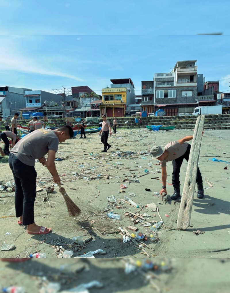 Brimob Sumut Hadir untuk Lingkungan, Pantai Gunungsitoli Dibersihkan Bersama