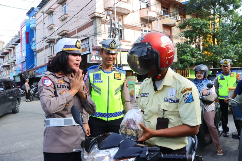 Polres Tebingtinggi Bagikan Takjil kepada Masyarakat