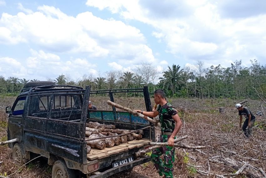 Satgas TMMD ke -127 Kodim 0212/ Tapsel: Bantu Warga Sangkunur Ambil Kayu Bakar