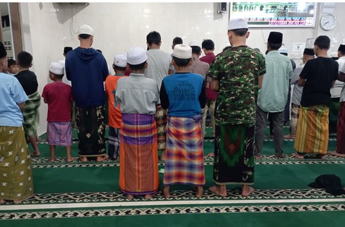 Satgas TMMD ke-127 Kodim 0212/Tapsel Terus Tebar Kebaikan Melalui Sholat Tarawih di Mesjid Nurul Huda Angkola Sangkunur