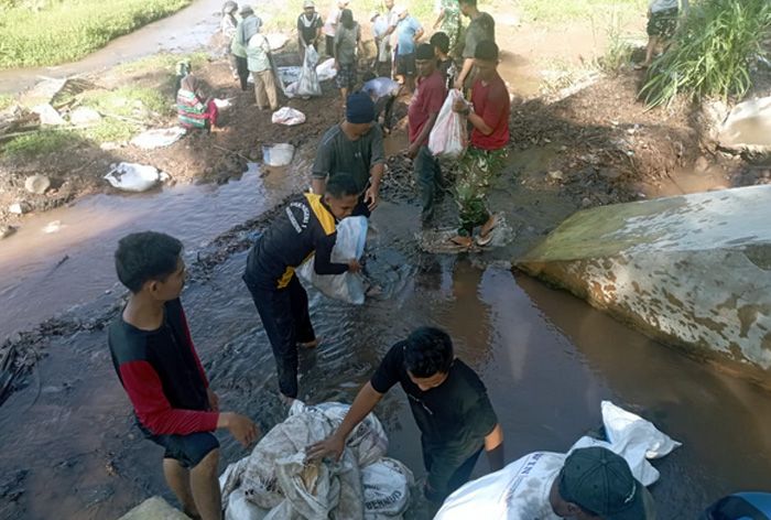 Masyarakat Tiga Dolok Kecamatan Sangkunur Saling Bahu-Membahu Bantu Satgas TMMD ke-127 Kodim 0212/ Tapsel Bangun Saluran Irigasi ke Sawah