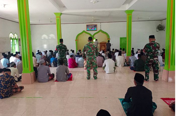 Salat Jumat Satgas TMMD ke -127 Kodim 0212/ Tapsel Menjadi Penyejuk Bagi Masyarakat Kelurahan Sangkunur