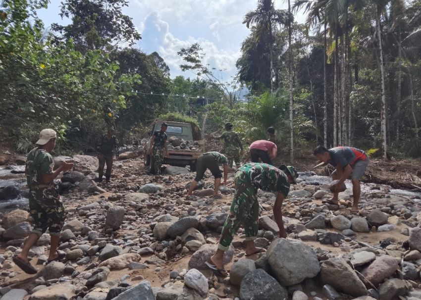 Satgas TMMD ke-127 Kodim 0212/ Tapsel Bangga Melakukan Pembangunan Jalan Untuk Tingkatkan Ekonomi Masyarakat