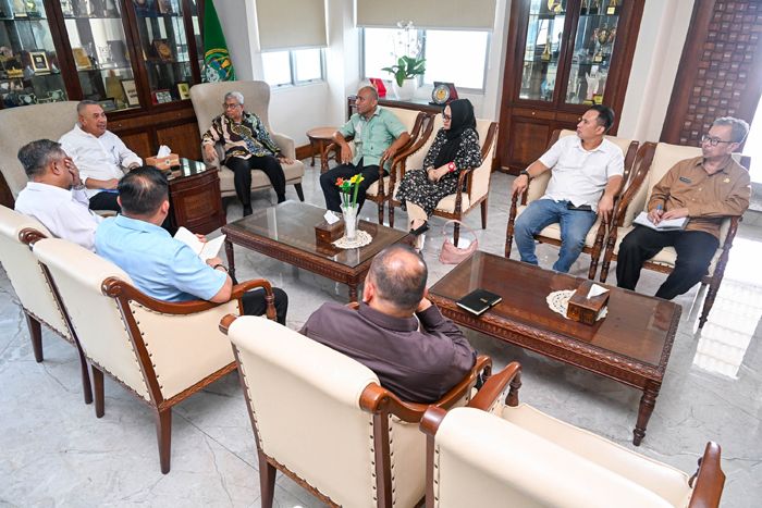 Pj Sekdaprov Sumut Terima Laporan Kinerja Komisi Informasi Tahun 2025