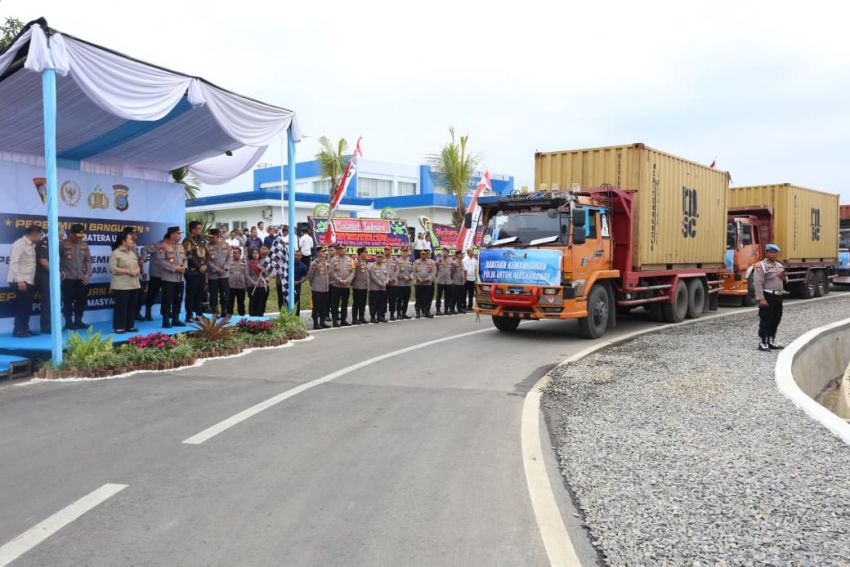 Kapolri Pastikan Bantuan Terdistribusi Merata hingga Wilayah Terdampak Terpencil, Bantuan 22 Kontainer